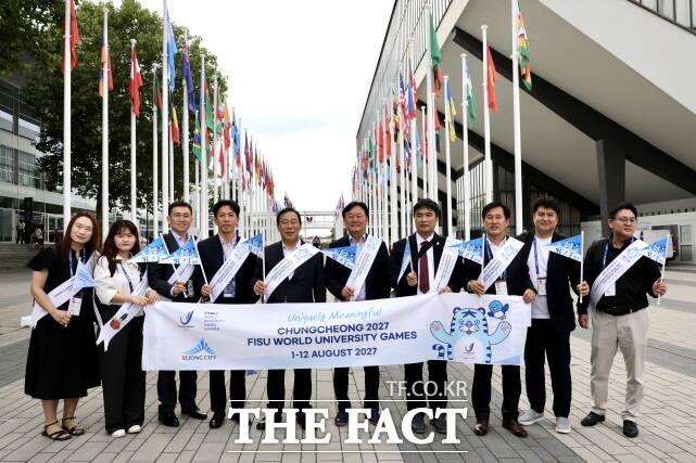 최민호 세종시장을 비롯한 세종시대표단이 26일(현지 시각) 독일 뒤셀도르프에서 열린 2025 라인-루르 하계세계대학경기대회 리셉션에 참석, 기념촬영을 하고 있다. /세종시