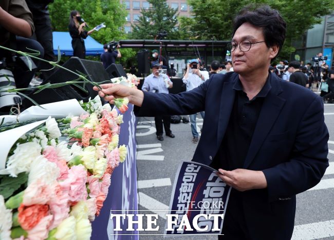 안민석 교수가 서울 서이초등학교 사망 교사 추모식에서 헌화하고 있다. /페이스북 갈무리