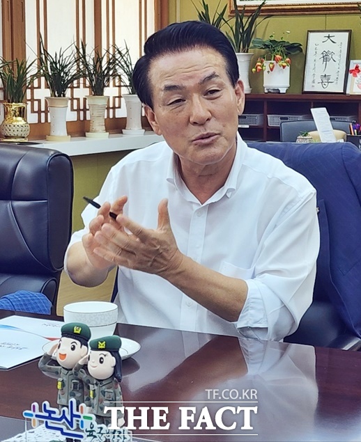 백성현 논산시장이 25일 화요저널리스트클럽과 간담회를 갖고 시정을 설명하고 있다. /김형중 기자