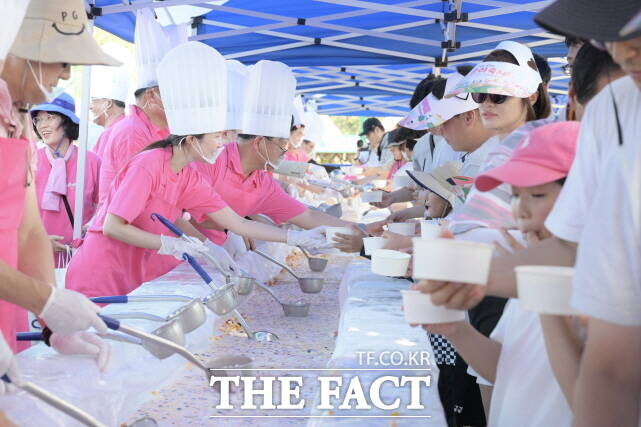 행사 관계자들이 2025 조치원복숭아축제장에서 폭염속에 복숭아 화채 나눔행사를 펼치고 있다. /세종시