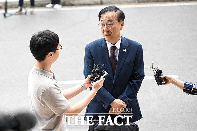 김윤덕 국토교통부 장관 후보자가 수도권 집값을 잡기 위한 토지거래허가구역(토허구역) 확대를 두고 추가 지정 필요성에 대한 신중한 검토가 필요하다고 밝혔다. 김윤덕 국토교통부 장관 후보자가 15일 오전 경기 과천시 정부과천청사에 마련된 인사청문회 준비 사무실로 첫 출근하며 취재진 질문에 답하고 있다. /과천=장윤석 기자