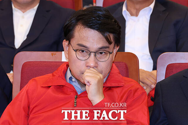 윤상현 국민의힘 공동선대위원장이 3일 오후 서울 여의도 국회 도서관에 마련된 국민의힘 개표 상황실에서 제21대 대통령 선거 방송3사 출구조사 결과를 보며 굳은 표정을 짓고 있다. /국회=박헌우 기자