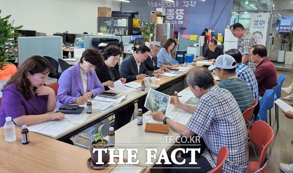 장종태 국회의원이 25일 조규식 서구의회 의장, 김민숙 대전시의원, 전명자, 신진미, 최지연 서구의회 의원과 잔디클럽 이원영 회장, 굿 어울림클럽 강대식 회장, 유등클럽 주진헌 회장 등 지역 골프클럽 회원 30여 명이 참석한 가운데 대전 서구 갑 지역의 체육시설 확충을 위한 서구 골프클럽 간담회를 개최했다./의원실