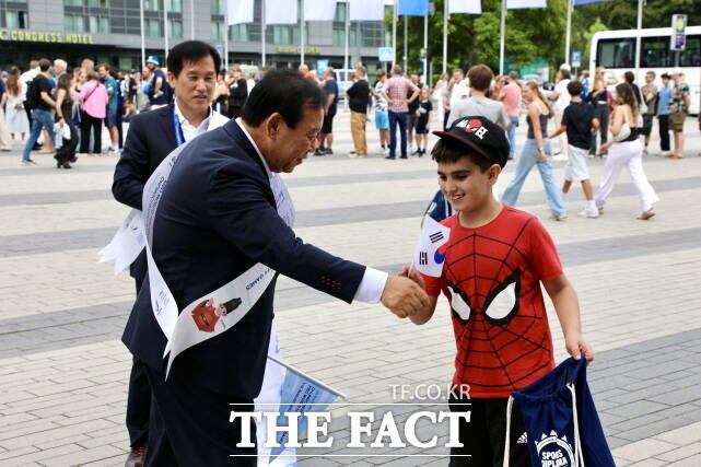 최민호 세종시장이 독일 뒤셀도르프에서 열린 2025 라인-루르 하계세계대학경기대회 리셉션에 참석해 2027 충청권 하계세계대학경기대회를 홍보하고 있다. /세종시