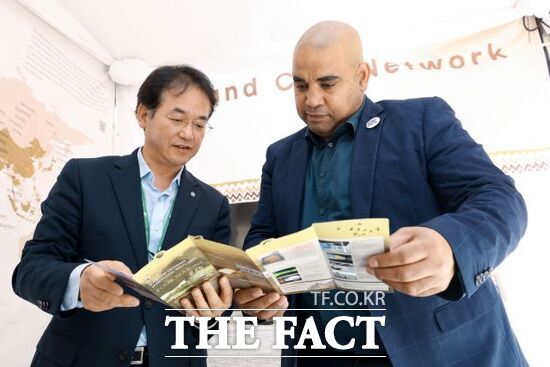 제15차 람사르협약 당사국총회(COP15)에 참석한 이동환 경기 고양시장(왼쪽)이 지난 26일(현지시간) 장항습지 홍보부스에서 에디 앤드류스 남아프리카공화국 케이프타운 부시장과 도시 개발과 습지 보전 등에 대해 의견을 나누고 있다./고양시