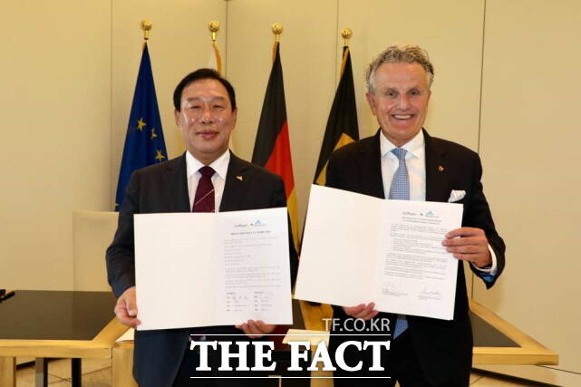 최민호 시장(왼쪽)이 지난 25일(현지 시각) 독일 슈투트가르트를 방문해 프랑크 노퍼시장과 스마트 모빌리티, 스타트업 분야 등 협력을 담은 우호협력 의향서(LOI)를 체결하고 기념촬영을 하고 있다. /세종시