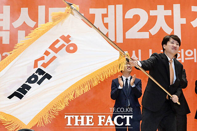 개혁신당 신임 당대표로 선출된 이준석 의원이 27일 오후 서울 여의도 국회 의원회관 대회의실에서 열린 개혁신당 제2차 전당대회에서 당기를 흔들고 있다. /국회=남용희 기자