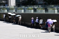  '태양을 피하고 싶어서' 그늘로 이동하는 시민들 [포토]