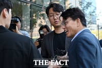  특검 출석하며 취재진 질문에 답하는 윤상현 의원 [포토]