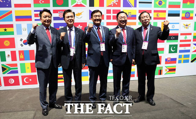 2027년 유니버시아드 개최하는 충청권 단체장들이 27일 독일 뒤스부르크 노드 환경공원에서 열린 라인루르 하계 유니버시아드 대회에 참석해 대회기를 이양받았다. 왼쪽부터 김영환 충북도지사, 김태흠 충남도지사, 강창희 2027 충청 유니버시아드대회 조직위원회 위원장, 이장우 대전시장, 최민호 세종시장. /충남도