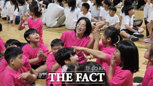 이지현 대전 동구의회 의원이 대전 동구지역아동센터 제3회 명랑운동회에서 아이들과 함께 응원을 하고 있는 모습./정예준 기자