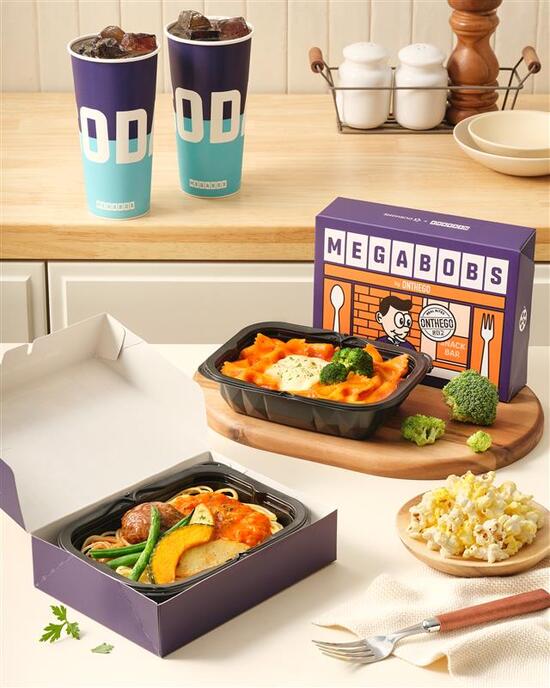 아워홈이 메가박스와 함께 영화관 전용 간편식 브랜드 메가밥스(MEGABOBS)를 출시한다. /아워홈