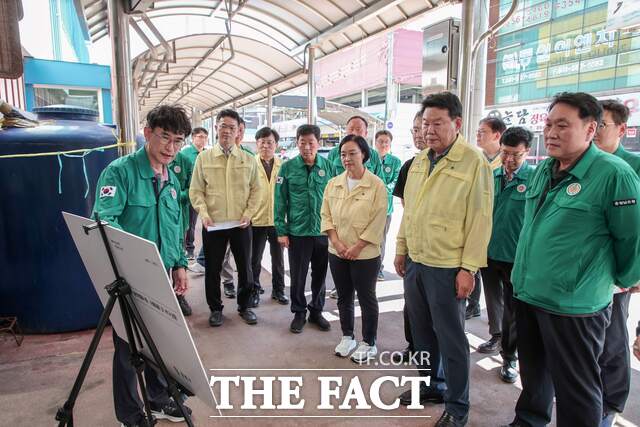 한성숙 중기부 장관이 27일 당진전통시장을 긴급 방문해 수해 복구 현황을 점검했다. /당진시