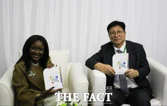 26일(현지시각)도성훈 인천시교육감(오른쪽)이 무손다 뭄바 람사르협약 사무총장과 간담회를 갖고 있다./인천시교육청