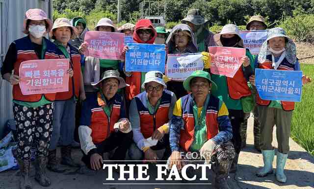 복구는 단순한 정리가 아니라 농민들이 다시 시작할 수 있는 용기를 찾도록 해 주는 일이 무엇보다 중요하다는 40 명의 봉사자들은 이날 하루 8시간 이상 삽질을 하고, 고무장화를 신은 채 논두렁을 따라 움직였다. /군위군새마을회