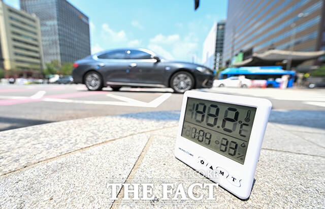 전국 대부분 지역에 폭염이 이어지고 있는 28일 오전 서울 종로구 세종대로에 놓아둔 온도계가 43.2도를 나타내고 있다. /박헌우 기자