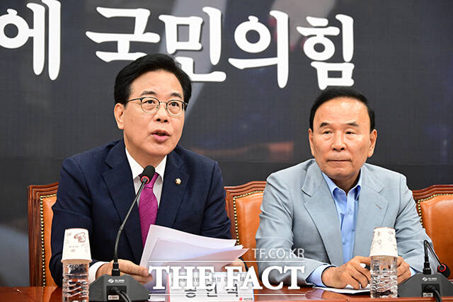 송언석 국민의힘 비상대책위원장 겸 원내대표가 28일 오전 서울 여의도 국회에서 열린 비상대책위원회의에서 모두발언을 하고 있다. 사진은 송 위원장(왼쪽)과 박덕흠 비대위원. /국회=남윤호 기자