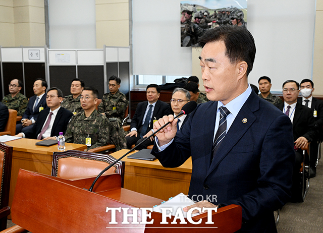 허석곤 소방청장이 4일 오전 서울 여의도 국회에서 열린 윤석열 정부의 비상계엄 선포를 통한 내란 혐의 진상규명 국정조사 특별위원회 전체회의에 참석해 질의에 답변을 하고 있다./배정한 기자