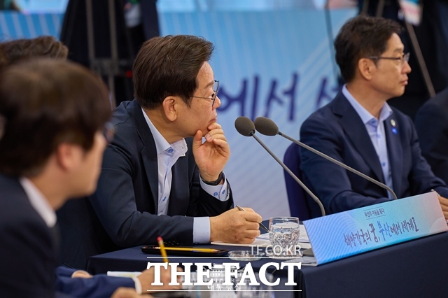 이재명 대통령이 25일 부산 부경대 컨벤션센터에서 열린 국민소통행보 부산의 마음을 듣다 타운홀미팅에서 참석자 의견을 경청하고 있다. /대통령실