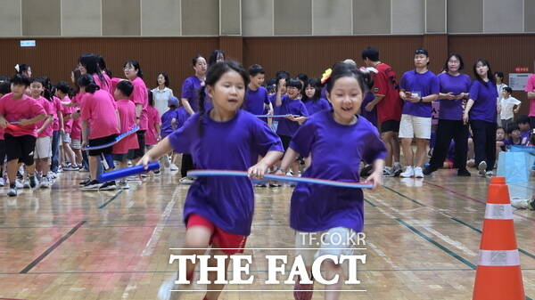 28일 한밭체육관에서 열린 대전 동구지역아동센터 제3회 명랑운동회에서 아이들이 릴레이 계주를 진행하고 있는 모습./정예준 기자