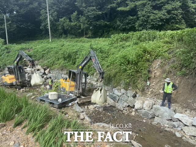 청양군이 호우 피해지역의 응급복구에 대해 총력 대응하고 있다. /청양군