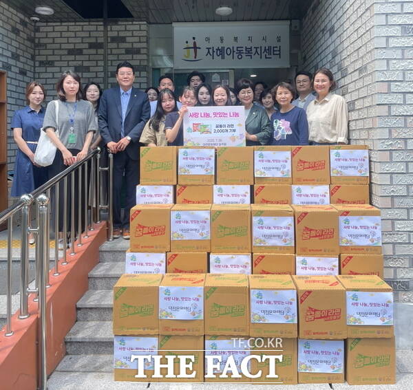 대전문화재단이 28일 대전 동구에 위치한 자혜아동복지센터에 꿈돌이라면 2000개를 기부했다./대전문화재단
