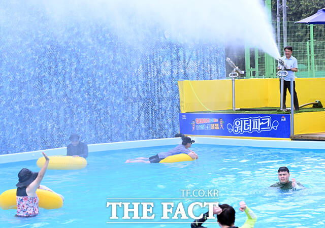 오승록 노원구청장(오른쪽)이 28일 서울 노원구 서울과학기술대학교 종합운동장에서 열린 ‘2025 노원 장애인 가족과 함께하는 노원 꿀잼 워터파크’ 행사에 참석해 물놀이 참가자들에게 물대포를 쏘고 있다.