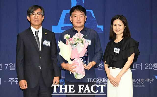 매체 부문 혁신 우수 수상한 이형운 시사위크 대표(가운데).