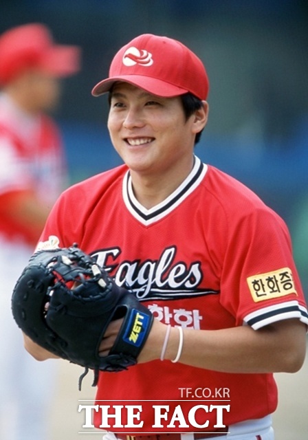 한화의 레전드 김태균이 현역 시절 올드 유니폼을 입고 환한 표정을 짓고 있다. 각 구단은 예전 향수를 불러 일으키는 행사를 자주 열지만 정작 올드 팬들은 야구장에서 쫓겨 났다. /한화 이글스