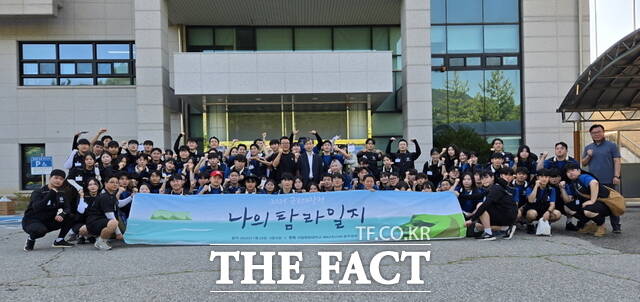 국립한밭대학교 총학생회 주관으로 오는 8월 6일까지 80여 명의 학생들이 참여해 2025 국토대장정에 나선 가운데 오용준 총장을 비롯한 대학 관계자들과 학생들이 함께 기념촬영을 하고 있다. /한밭대