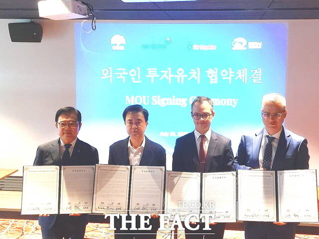 지난 24일 투자협약 체결식에서 김석필 천안시장 권한대행과 김태흠 충청남도지사, 매트 체레바티 유미코아 수석 부사장, 니콜라 푸아리앙 에어리퀴드코리아 대표가 기념촬영을 하고 있다. /천안시