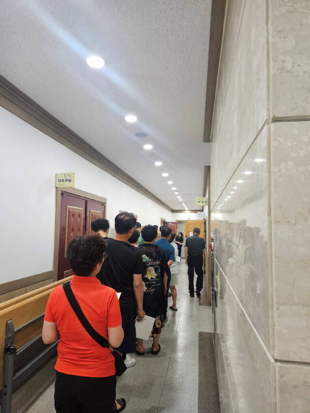 광양읍사무소에 시민들이 민생회복 소비쿠폰 신청을 위해 줄을 서고 있다. /광양시