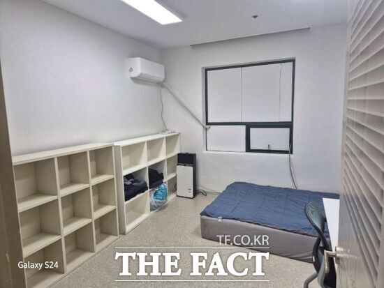 경기도의 아파트 경비·청소 노동자의 근무 환경 개선 사업을 통해 새단장을 한 경기 의정부시의 한 아파트 휴게시설의 모습./경기도