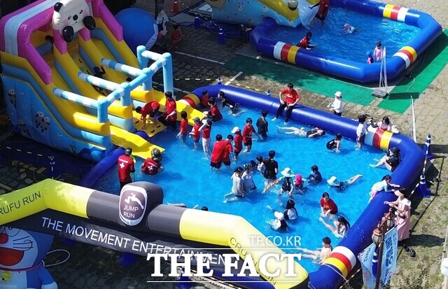 대구 군위군이 여름방학을 맞아 지난 25일부터 사흘간 전통문화체험 공간 ‘사라온이야기마을’에서 ‘물놀이 축제’를 열었다. /군위군