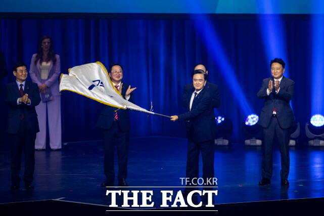 김태흠 충남도지사가 유니버시아드대회기를 인수해 흔들고 있다. /조직위, 라인루르 U대회 홈페이지