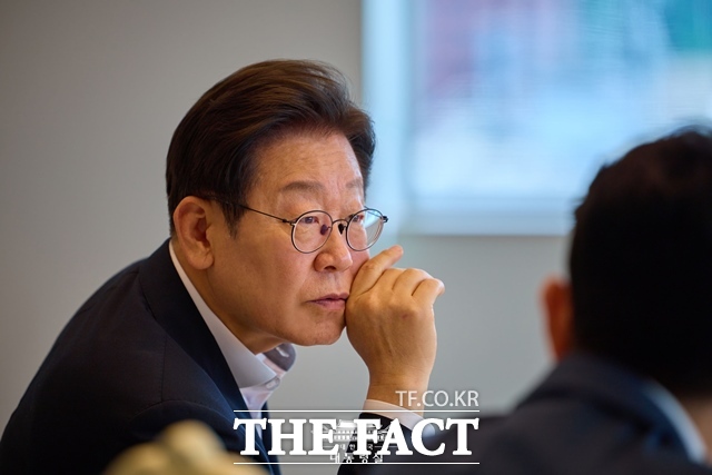 대통령실이 미국과 관세 협상과 관련해 농축산물 개방 요구가 있는 건 사실이라고 밝혔다. 이재명 대통령이 21일 오후 용산 대통령실에서 열린 오찬 주례회동에서 의견을 듣고 있다. /대통령실