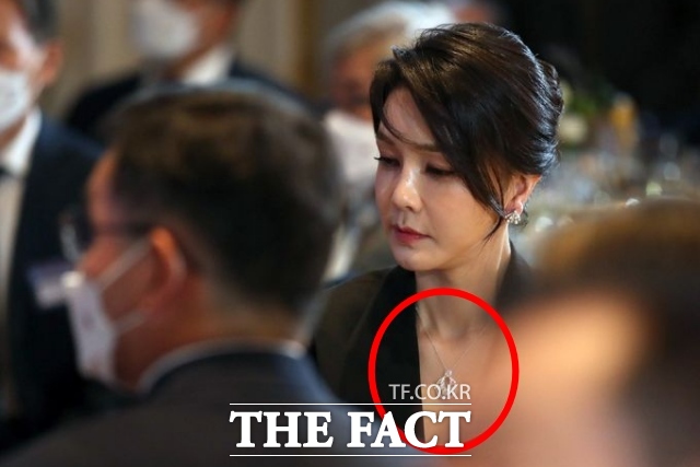 김건희 특검팀(특별검사 민중기)이 지난 25일 김 여사의 오빠 김 모 씨의 장모의 집에서 발견한 고가의 목걸이가 논란이 되고 있다. 사진은 김 여사가 2022년 6월 스페인 마드리드 한 호텔에서 열린 스페인 동포 초청 만찬간담회에서 해당 목걸이를 착용한 모습./ 뉴시스