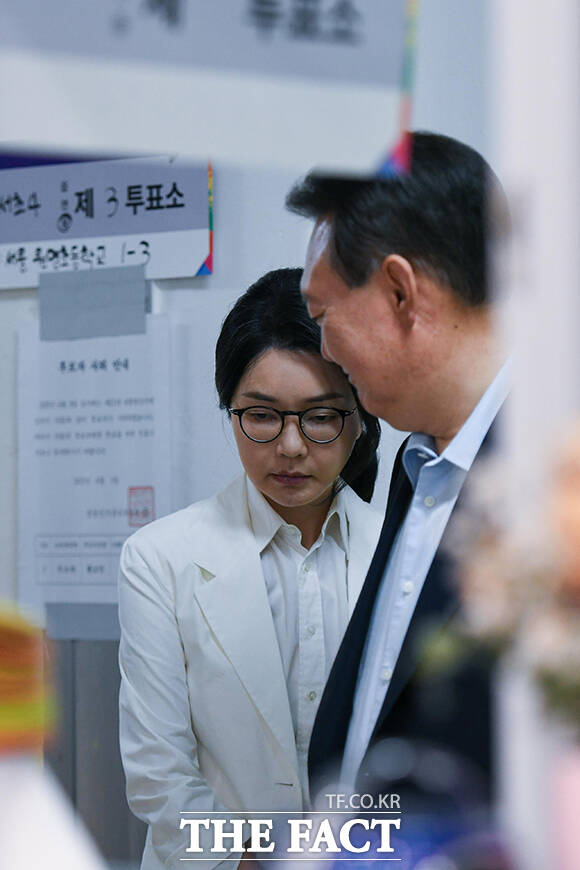 윤석열 전 대통령과 김건희 여사가 6월 3일 서울 서초구 원명초등학교에 마련된 서초구 제3투표소에서 투표를 하기 위해 줄을 서 있다. /임영무 기자