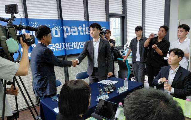 안기종 환자단체연합회 대표는 의정갈등과 의료공백 진짜 피해자는 환자다. 전공의들은 의정갈등 피해자일 수 있지만 의료공백에 있어서는 책임자라고 말했다. 전공의 단체는 필수의료 분야 집단행동 재발을 막는 필수의료 공백 방지법안 취지는 이해하지만 신중해야 된다는 입장을 전했다. 왼쪽은 안기종 한국환자단체연합회 대표, 오른쪽은 한성존 대한전공의협의회 비상대책위원장. /사진=이준영 기자