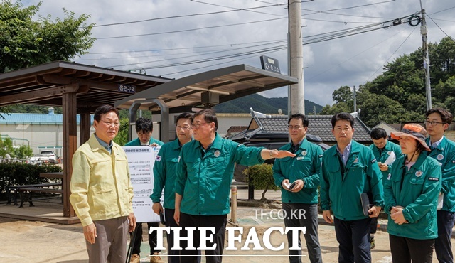 김윤철 합천군수가 박완수 경남도지사에게 재난 상황을 설명하고 있다. /합천군