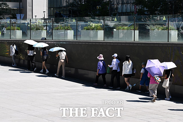 전국 대부분 지역에 폭염 특보가 내려진 27일 오전 서울 종로구 광화문광장을 찾은 시민들이 그늘로 이동하고 있다./남용희 기자