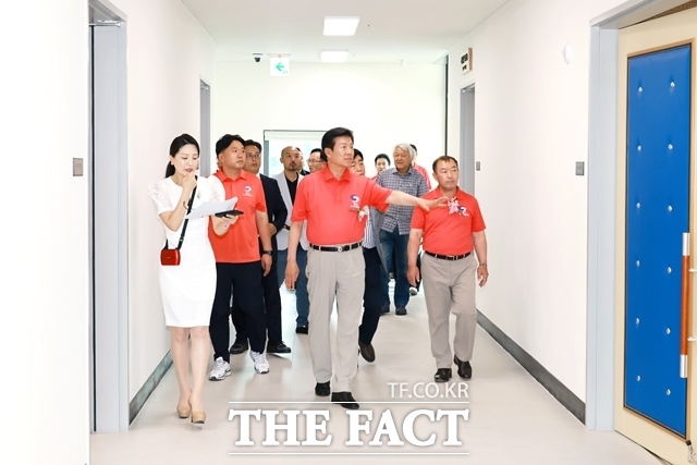 박범인 금산군수(가운데)가 금산문화의집에서 주민 복합생활문화 커뮤니티로 새롭게 변화한 금산선유원을 둘러보고 있다. /금산군