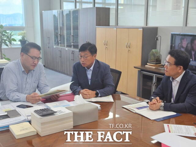 이승원 세종시 경제부시장(가운데)이 28일 기획재정부 유병서 기획재정부 예산실장(왼쪽),노진욱 시 예산담당관을 만나 내년도 국비 확보를 위해 설명하고 있다. /세종시