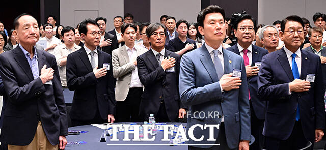 김기정 한국인터넷신문협회장과 송언석 국민의힘 비상대책위원장 겸 원내대표, 김교흥 국회 문화체육관광위원회 위원장 등 참석자들이 28일 오후 서울 중구 프레스센터에서 열린 인터넷신문의 날 20주년 기념식에 참석해 국민의례를 하고 있다. /임영무 기자