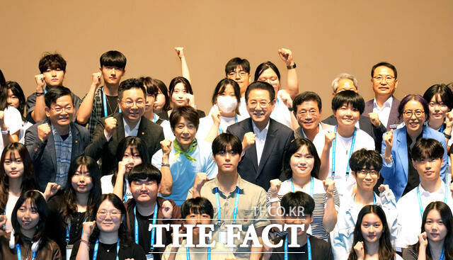 김영록 전남도지사가 28일 오후 광양 문화예술회관에서 열린 ‘제14회 최수종과 함께하는 전남연기캠프 입소식’에 참석, 청소년들과 기념 촬영을 하고 있다./전남도