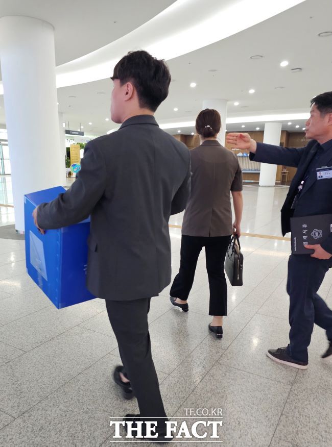 28일 오전 11시 50분쯤 경기도의회 의원 4곳 압수수색을 벌였던 수사관들이 증거물을 챙겨 돌아가고 있다./더팩트DB