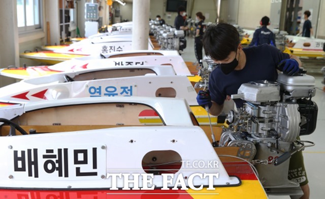 미사경정장에서 배혜민 선수가 경주용 모터보트를 정비하고 있다./국민체육진흥공단