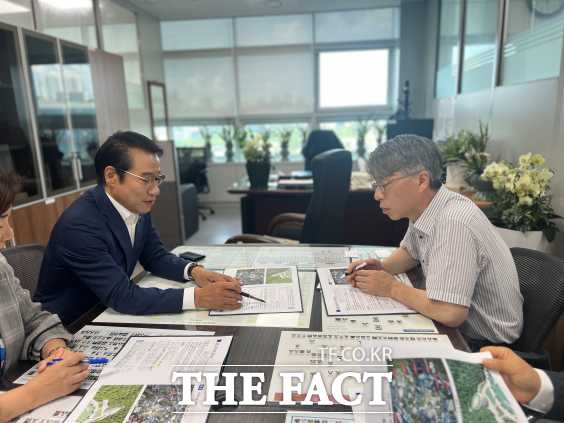 최경식 시장(왼쪽)의 기획재정부 방문 모습./남원시