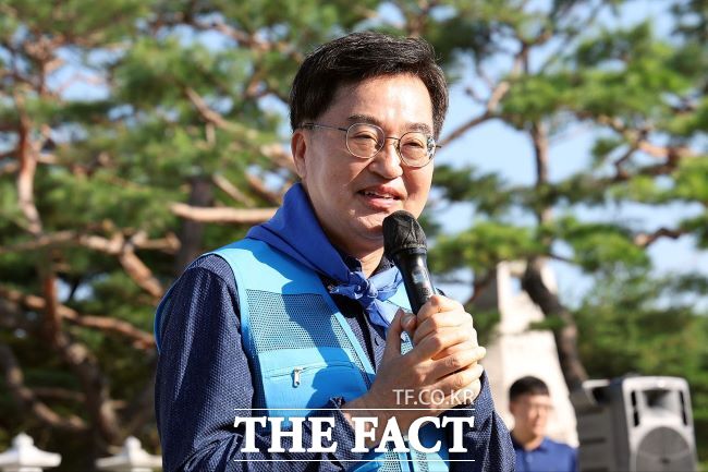 김동연 경기도지사가 28일 파주 임진각 경기둘레길 통일걷기 출정식에서 발언하고 있다./경기도