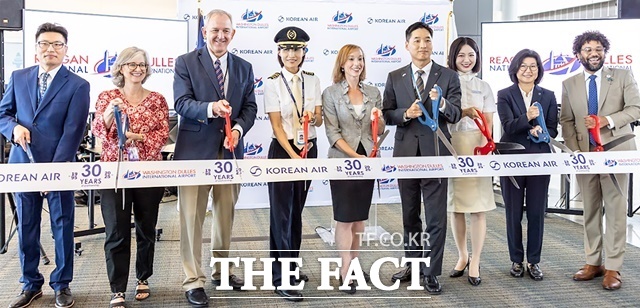 대한항공이 미국 워싱턴 취항 30주년을 맞아 지난 25일(현지시간) 워싱턴 덜레스 국제공항에서 기념행사를 열었다. 석인학 워싱턴공항지점장(오른쪽에서 네 번째)을 비롯한 대한항공 주요 관계자들과 워싱턴 공항당국 관계자들이 기념 촬영을 하는 모습. /대한항공